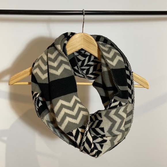 Forever 21 Circle Scarf - Picture 1 of 5
